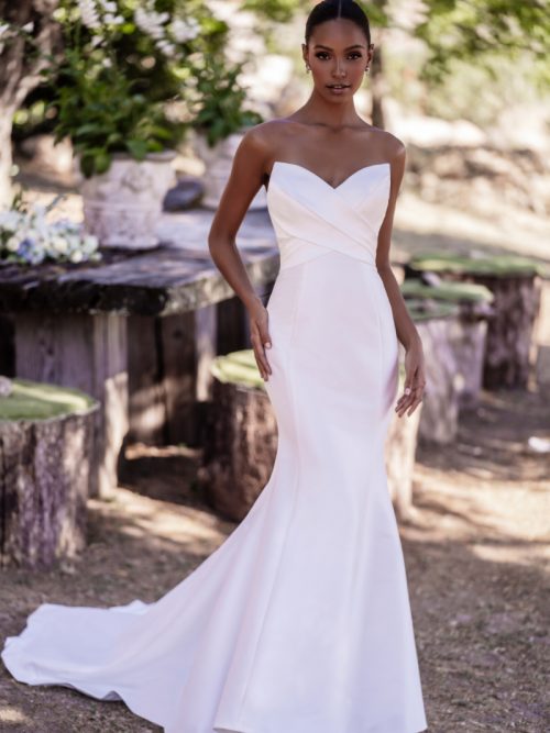 strapless gown’s statuesque sheath silhouette